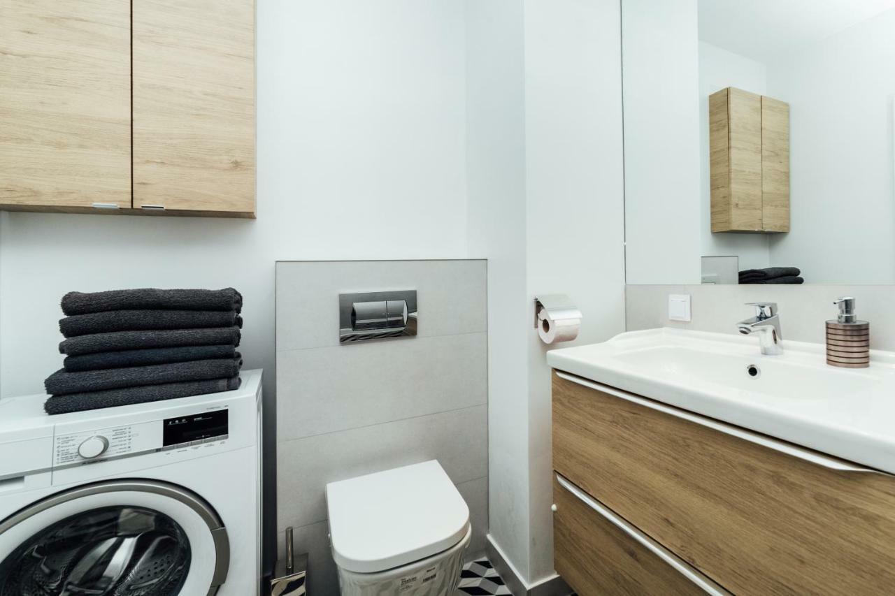 Pobookowane Stocznia Apartments Гданск Екстериор снимка